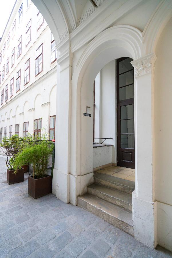 Vienna Residence, Volkstheater - Parliament Eksteriør billede